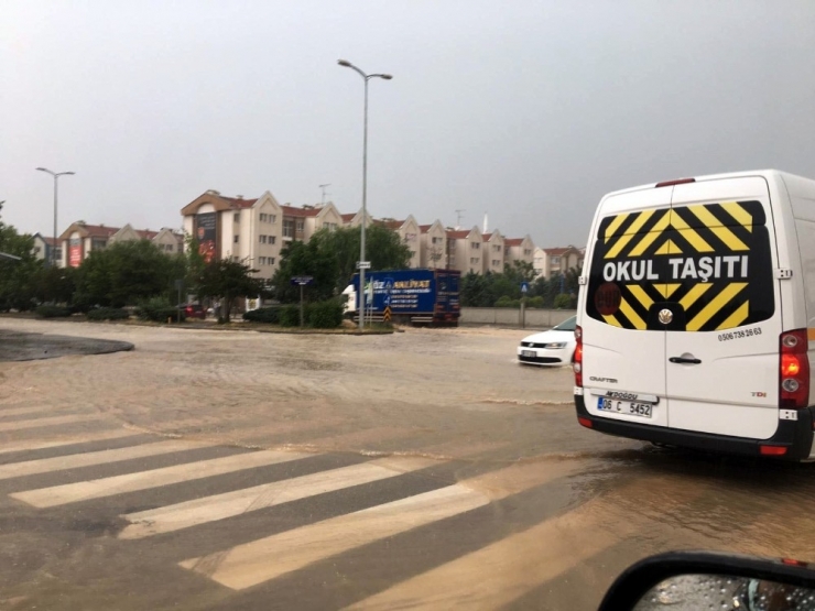 Ankara’da Yağıştan Kaynaklı Su Birikintisi Diz Boyunu Geçti