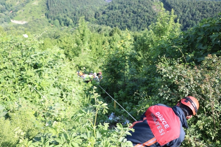 Bolu Dağı’nda, Otomobil 80 Metrelik Uçurumdan Yuvarlandı: 1 Yaralı