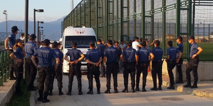 Amatör Küme Maçı Karıştı, Hakemleri Polis Çıkardı