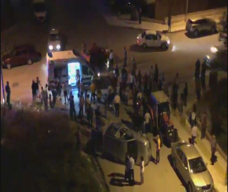 Hafif Ticari Araç Ve Otomobil Çarpıştı: 4 Yaralı