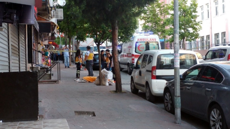 Esenler’de Cinnet Getiren Adam Eşini Ve Çocuklarını Vurup İntihar Etti