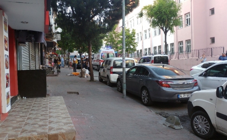 Esenler’de Cinnet Getiren Adam Eşini Ve Çocuklarını Vurup İntihar Etti