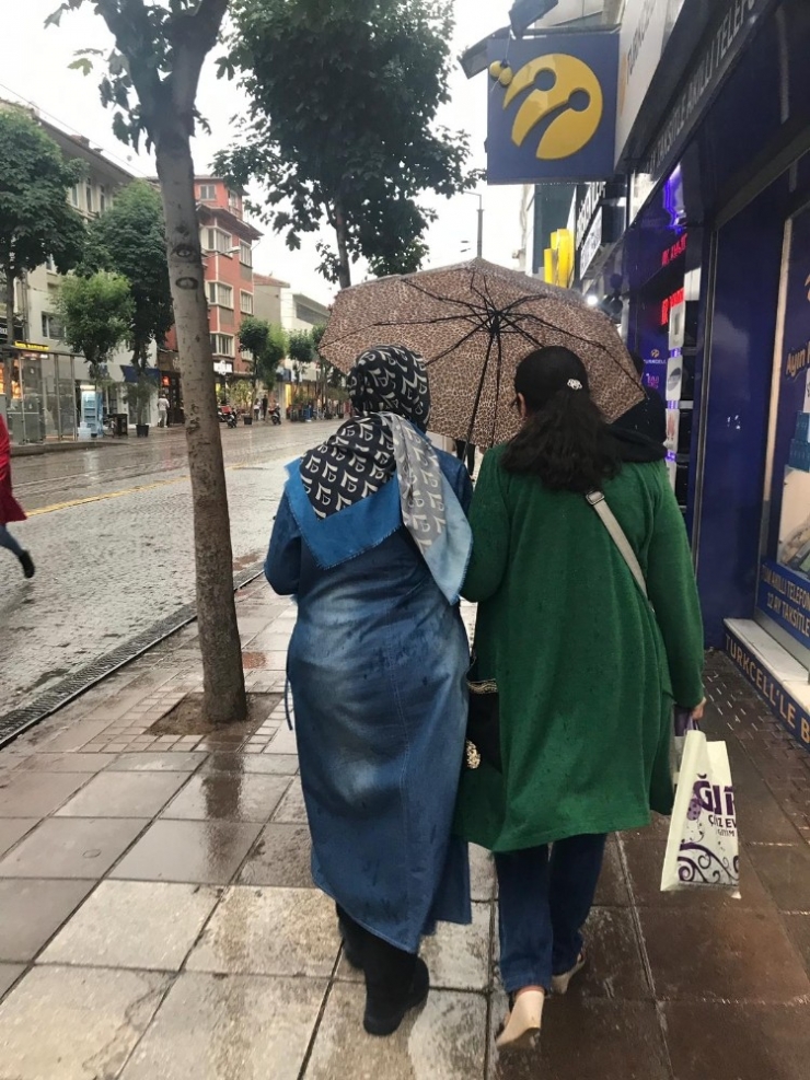 Eskişehir’de Aniden Bastıran Yağmur Vatandaşlara Zor Anlar Yaşattı