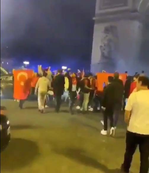 Türkler Galibiyeti Champs-elysees’de Kutladı