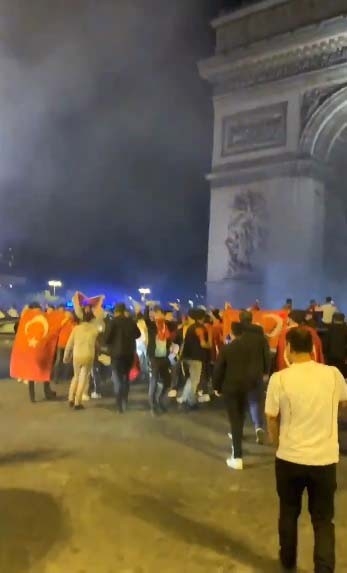 Türkler Galibiyeti Champs-elysees’de Kutladı