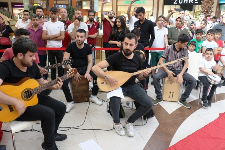 ’Çok Ses Tek Yürek’ Gençlik Korosunun İlk Konseri Büyük İlgi Gördü