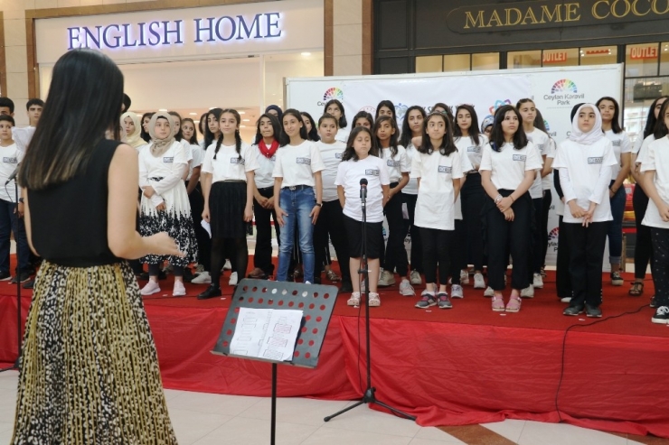 ’Çok Ses Tek Yürek’ Gençlik Korosunun İlk Konseri Büyük İlgi Gördü