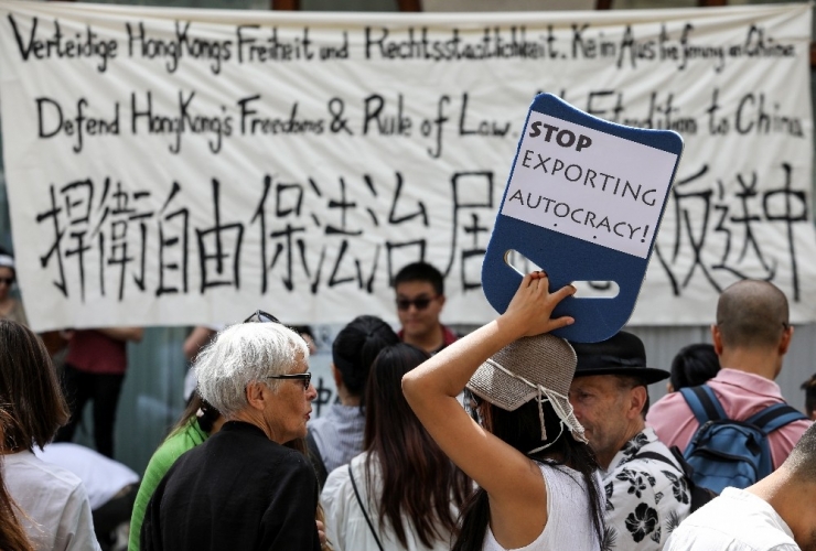 Hong Kong’da Yüzbinler Çin’e Karşı Sokakta