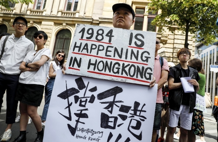 Hong Kong’da Yüzbinler Çin’e Karşı Sokakta