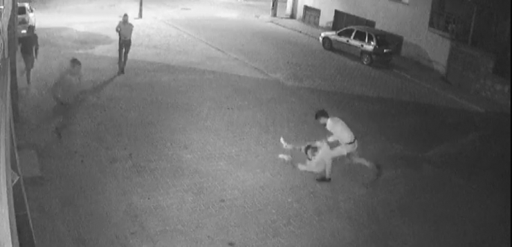 Karaman’da Tekme Tokat Dayak Güvenlik Kamerasında