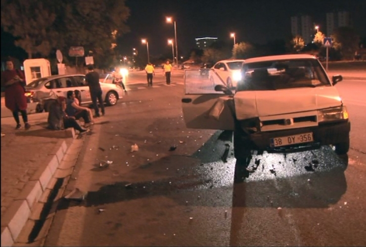 Kaza Sonrasında Korkan Küçük Kızı Trafik Polisi Sakinleştirdi