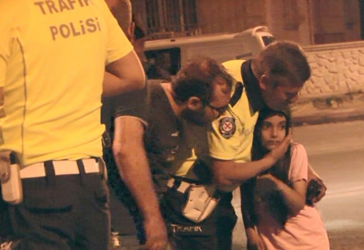 Kaza Sonrasında Korkan Küçük Kızı Trafik Polisi Sakinleştirdi
