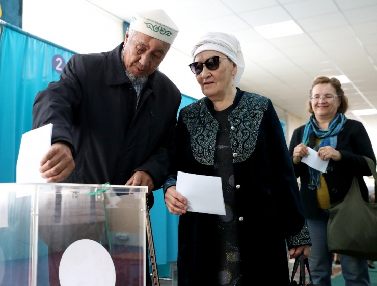 Kazakistan’da Oy Sayımı Başladı