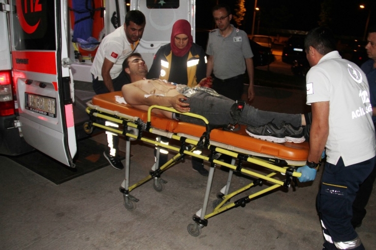 Kavgada Bıçaklı Saldırıya Uğrayan Genç Yaralandı