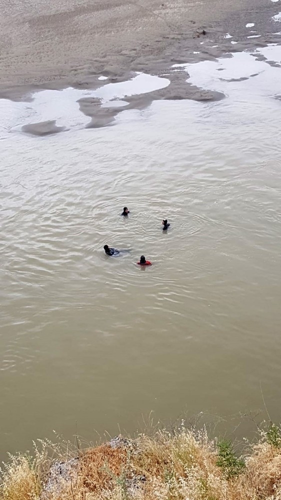 Serinlemek İçin Suya Girmişti, Cesedi Bulundu