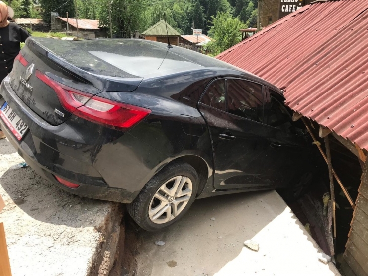 Ayder’de Otomobil Eve Girdi