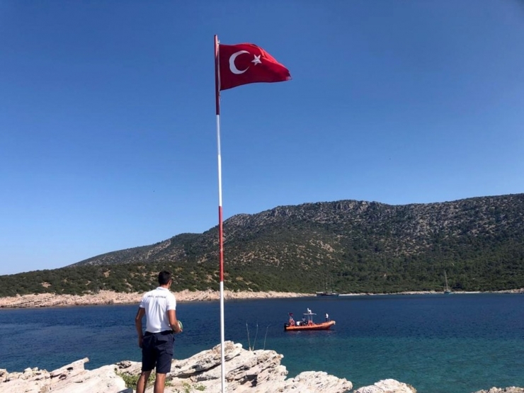 Sahil Güvenlik Ekiplerinin Bayrak Hassasiyeti