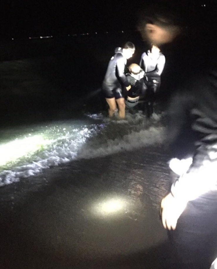 Alkol Alıp Denize Giren Genci Polisler Kurtardı