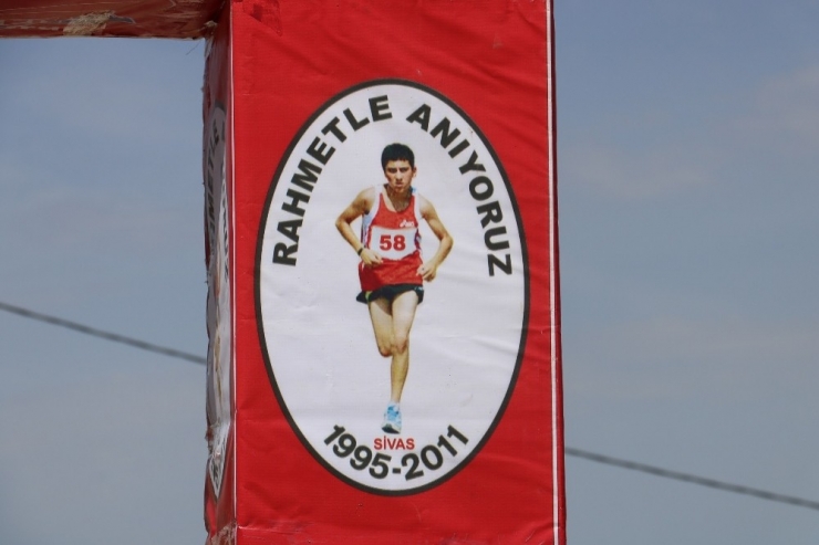 Ölen Oğlu Anısına Düzenlediği Geleneksel Koşu Yarışmasına 350 Sporcu Katıldı