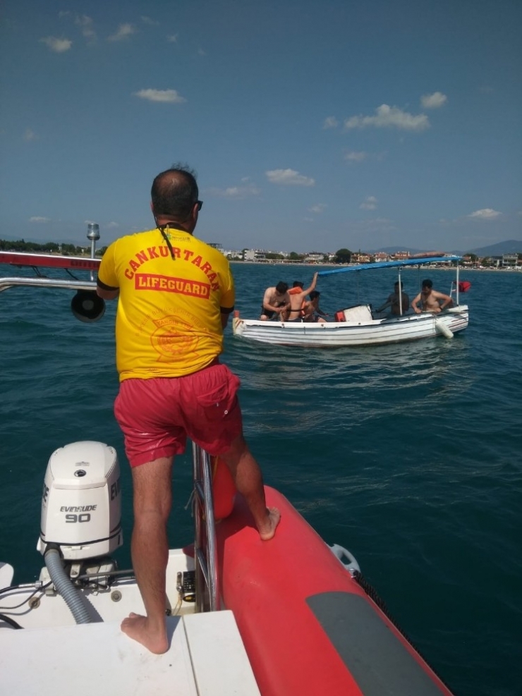 Burhaniye’de Denizde Arızalanan Teknede Mahsur Kalanları İtfaiye Kurtardı