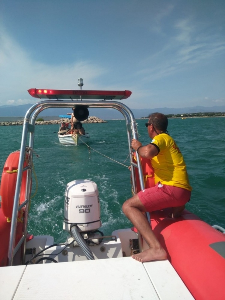 Burhaniye’de Denizde Arızalanan Teknede Mahsur Kalanları İtfaiye Kurtardı