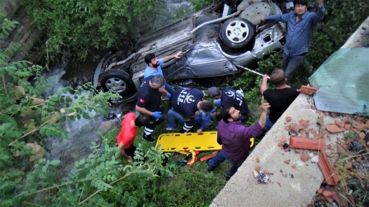 Tokat’ta Otomobil Dereye Uçtu: 4 Yaralı
