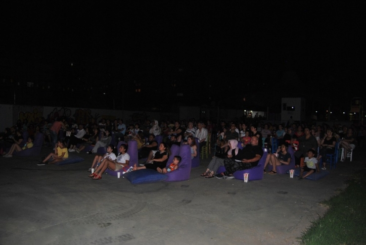 Mezitli’de Yazlık Sinema Sezonu Başladı