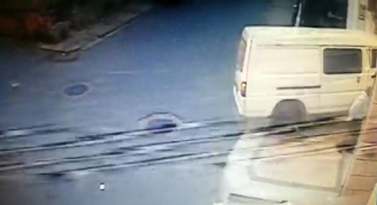 Ümraniye’de Kontrolden Çıkan Minibüsün Cami Duvarına Çarptığı Anlar Kamerada