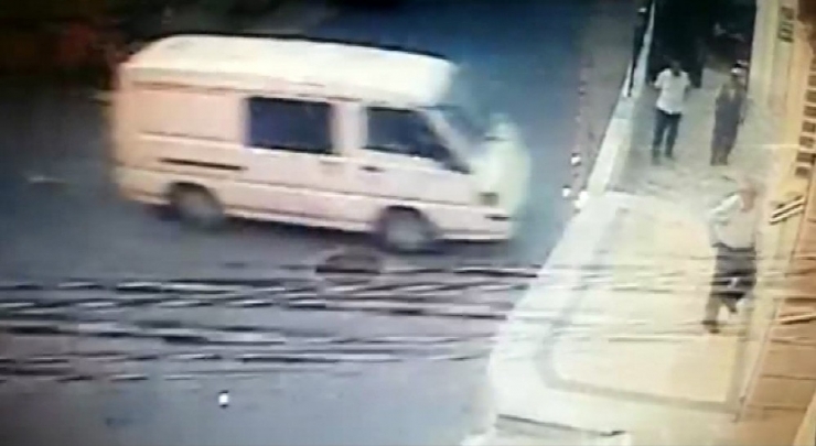 Ümraniye’de Kontrolden Çıkan Minibüsün Cami Duvarına Çarptığı Anlar Kamerada