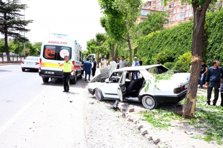 Lastiği Patlayan Araç Önce Takla Attı Sonra Ağaca Çarptı