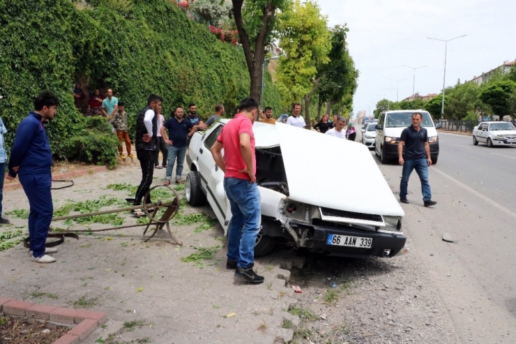 Lastiği Patlayan Araç Önce Takla Attı Sonra Ağaca Çarptı