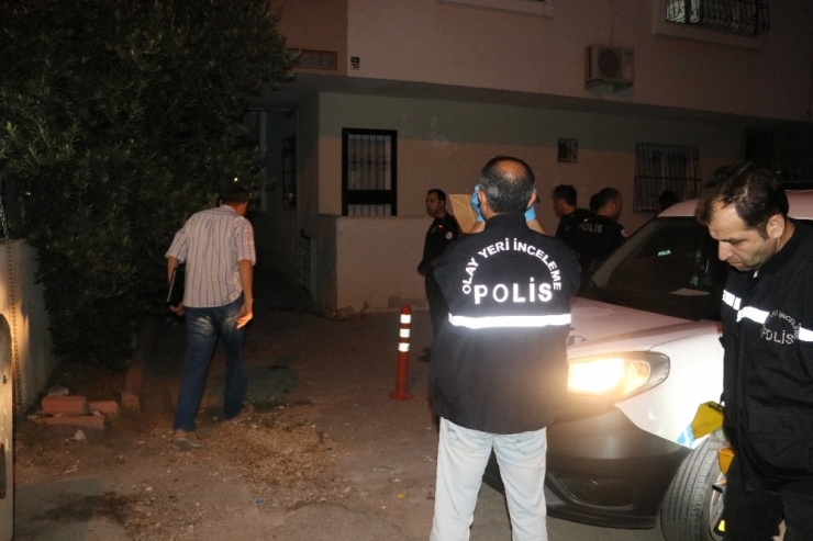 Komşusunu Tabancayla Vurmak İsterken Kendisini Yaraladı