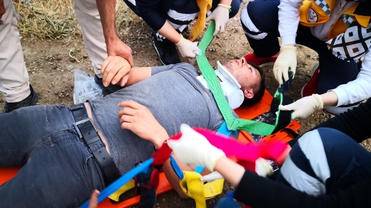 Kamyonet Şarampole Devrildi: 2 Yaralı