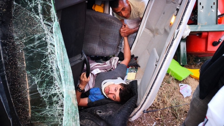 Kamyonet Şarampole Devrildi: 2 Yaralı