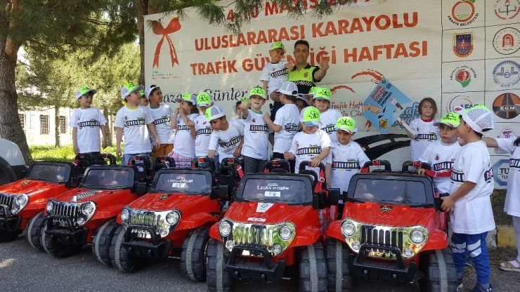 Minikler Akülü Arabalarla Trafik Kurallarını Uygulamalı Öğrendi
