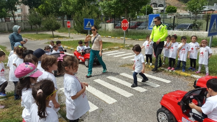 Minikler Akülü Arabalarla Trafik Kurallarını Uygulamalı Öğrendi