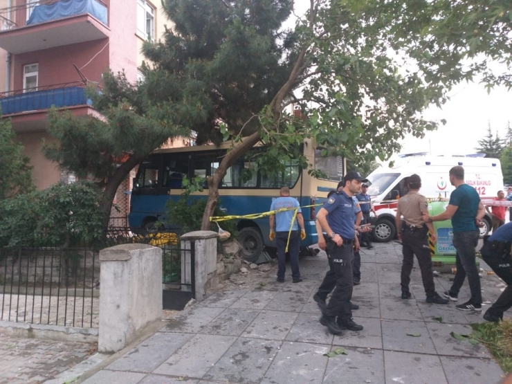 Yağmurda Kayan Dolmuşun Altında Kalan Kişi Hayatını Kaybetti