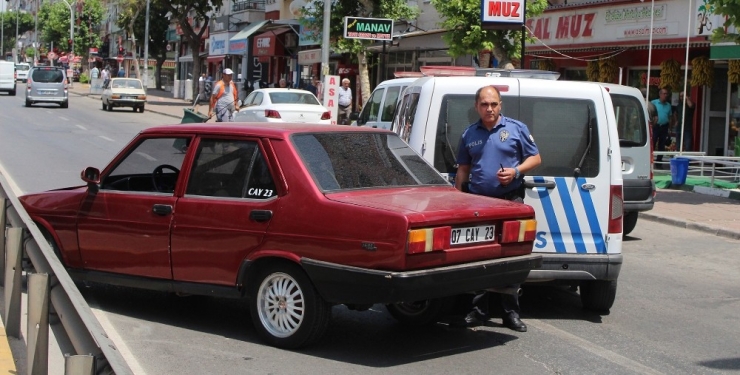 Ehliyetsiz Sürücü Polisten Kaçarken Polis Aracına Çarptı