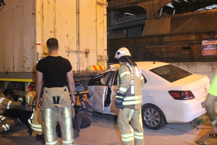 Otomobil Park Halindeki Kamyonun Altına Girdi: 1 Yaralı