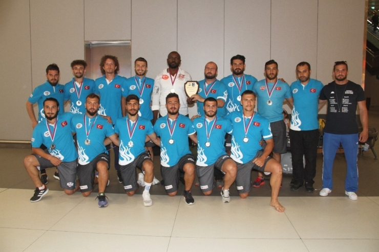 Avrupa’da Final Oynayan Ragbi Milli Takımı Yurda Döndü