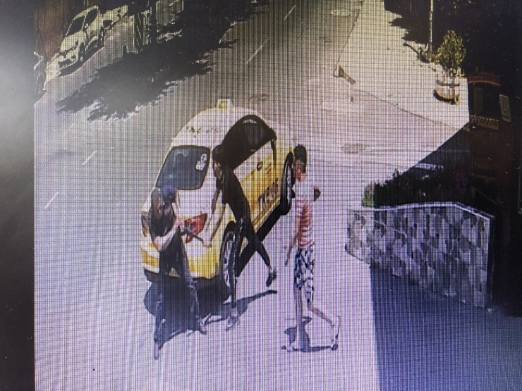 Annesine Sarkıntılık Yaptığı İddia Edilen Taksiciyi Demir Sopayla Böyle Dövdü