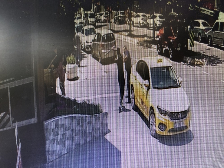 Annesine Sarkıntılık Yaptığı İddia Edilen Taksiciyi Demir Sopayla Böyle Dövdü