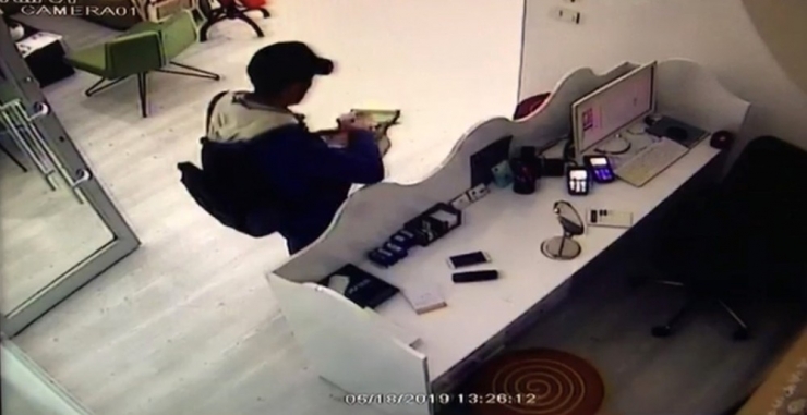 Broşür Dağıtmak İçin Geldi, Cep Telefonu Çalıp Kaçtı