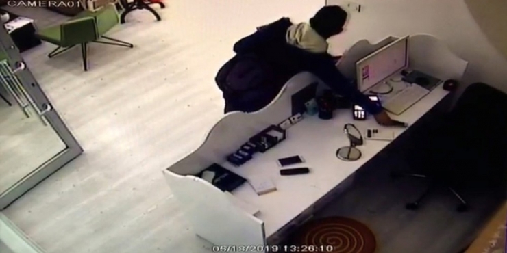 Broşür Dağıtmak İçin Geldi, Cep Telefonu Çalıp Kaçtı