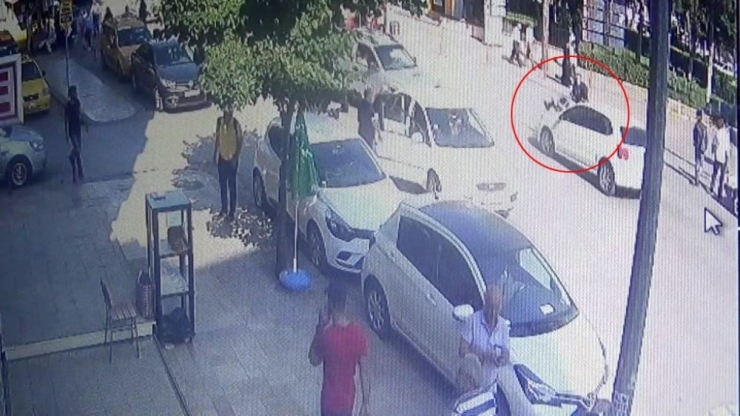 Karşıya Geçmek İsteyen Anne Ve Kızına Otomobil Çarptı