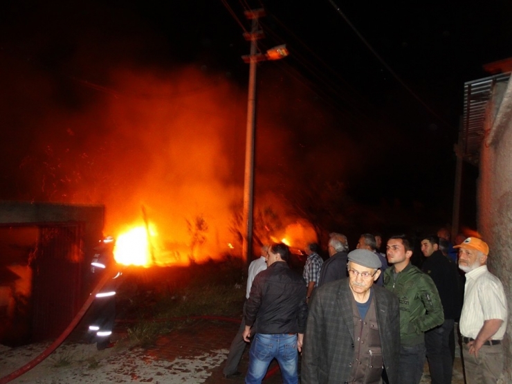 Domaniç’te Ev Ve Ahır Yangını