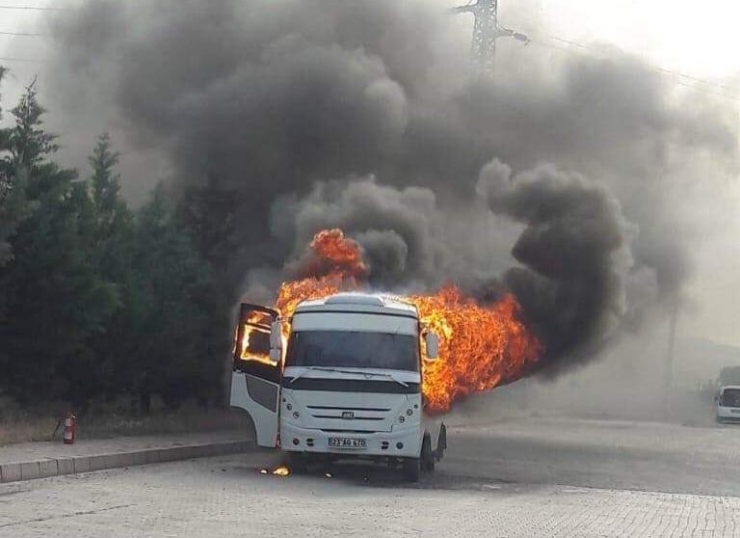 Minibüs Alev Alev Yandı