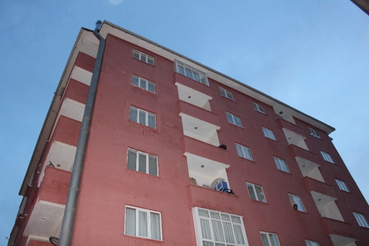 2 Yaşındaki Çocuk Dördüncü Kattan Düştü