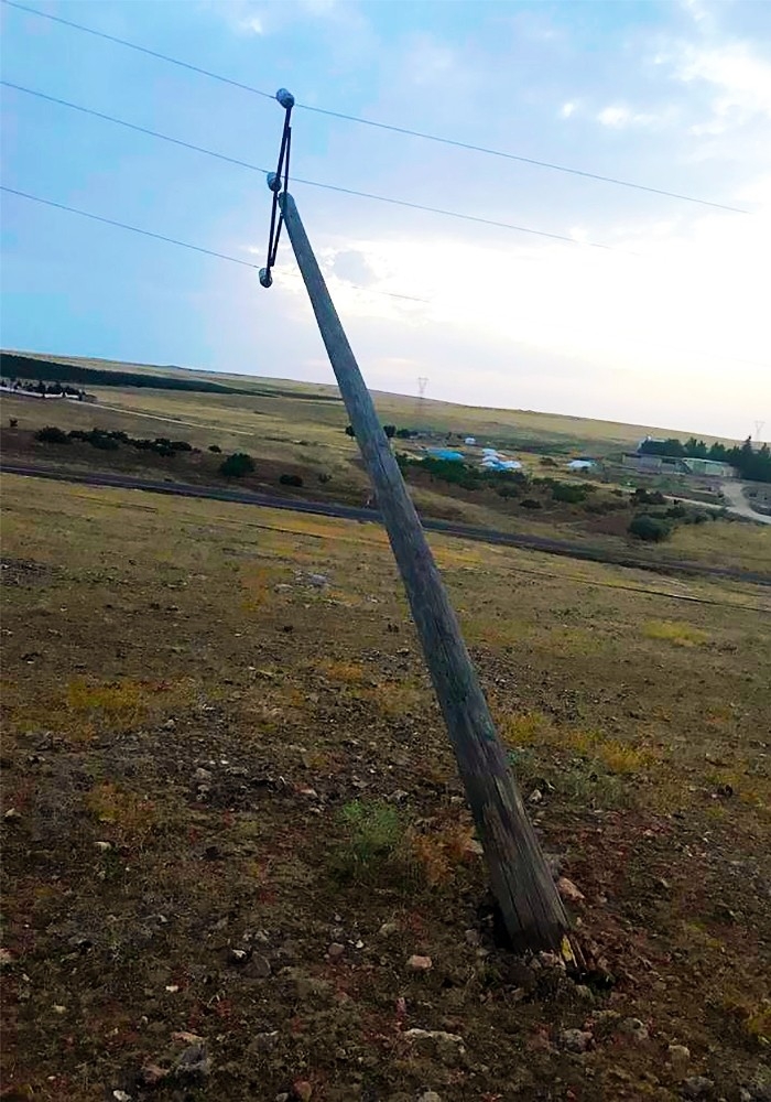 Fırtına Elektrik Direklerini Devirdi