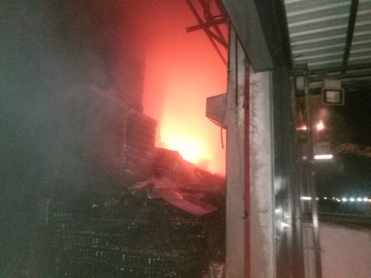 Mobilya Fabrikasında Korkutan Yangın